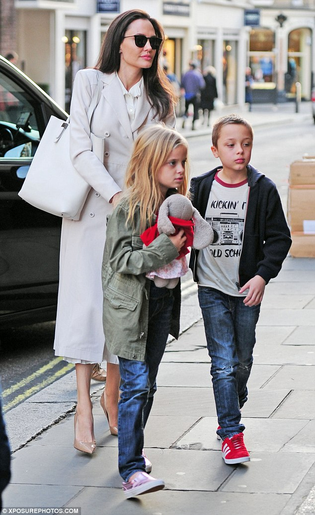 アンジェリーナ ジョリーが子供たちとロンドンで買い物 ハリウッドセレブニュース ママ キッズ ハリウッドセレブとその子供たちのゴシップ